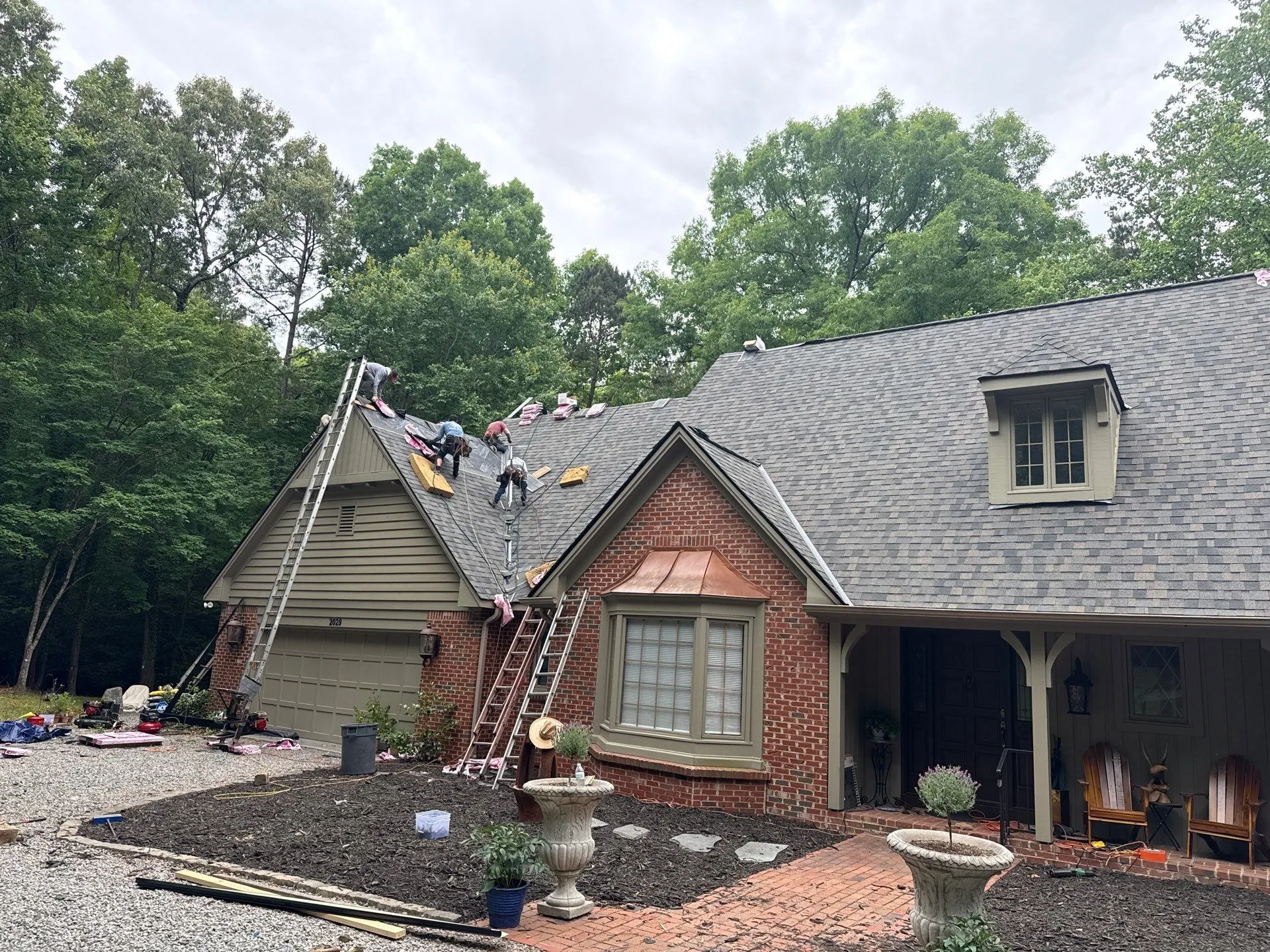 Roof inspector discussing roof condition with a homeowner, showcasing expert evaluation benefits for roofing decisions